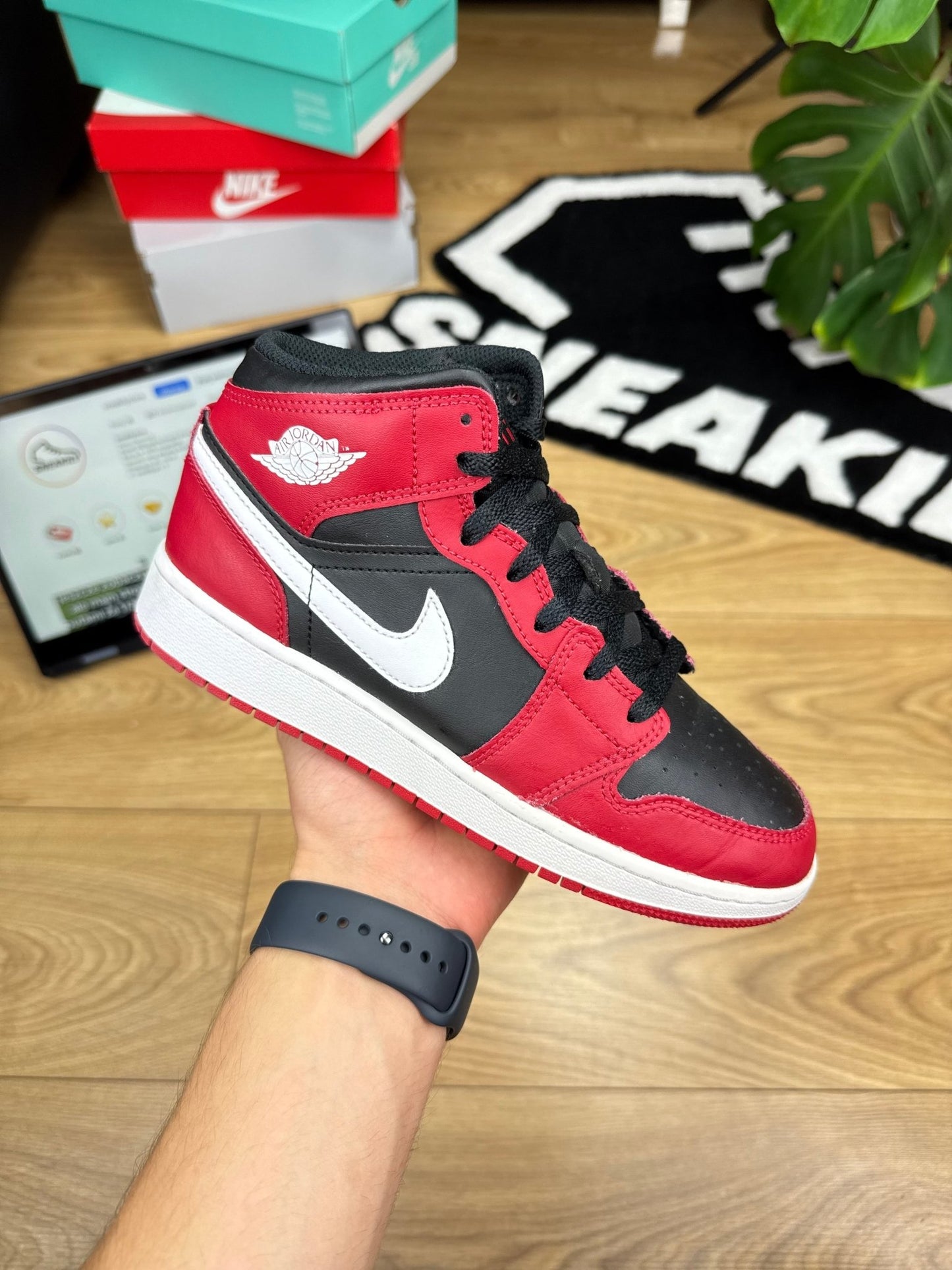 Nike Air Jordan 1 Mid (37.5)