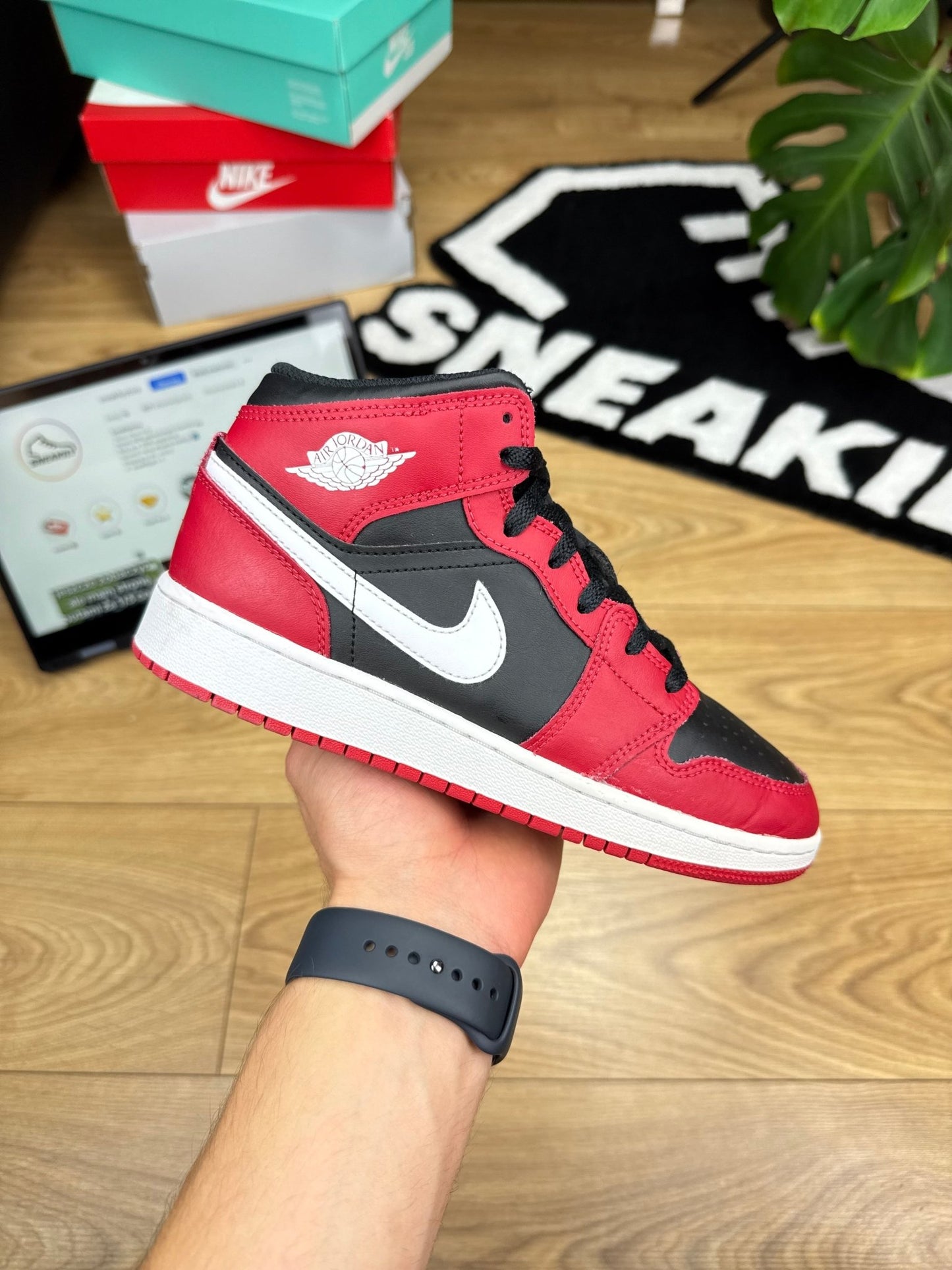 Nike Air Jordan 1 Mid (37.5)